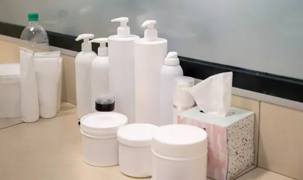 Conjunto Productos Cosméticos Botellas Plástico Diversos Productos Cosméticos Salón Belleza —  Fotos de Stock