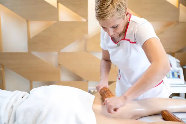 Therapeut Met Behulp Van Houten Massage Roller Maderotherapie Voor Cellulitis — Stockfoto