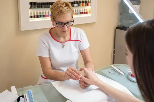 Vrouwelijke Manicure Verwijderen Van Nagellak Met Katoen Wol Van Klanten — Stockfoto