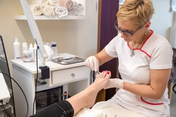 Female Pedicure Master Using Nail Nippers While Trimming Toenails Pedicure — Stock Photo, Image