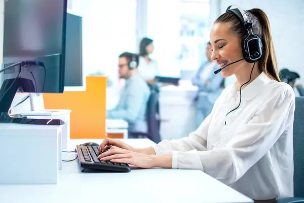 Dedicated Smiling Woman Headset Using Computer Office Call Center Customer — Stock Photo, Image