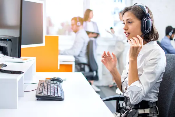 Oddana Obsługa Klienta Kobieta Operator Zestawu Słuchawkowego Rozmawiać Klientem Gestem — Zdjęcie stockowe