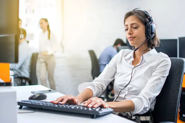 オフィスの2番目のシフトでコンピュータで作業した後 顧客サポートの女性オペレータは疲れています 過労と未払いの概念 — ストック写真