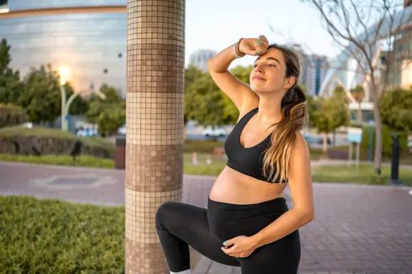 Portret Młodej Kobiety Ciąży Odzieży Sportowej Relaksujący Treningu Świeżym Powietrzu — Zdjęcie stockowe