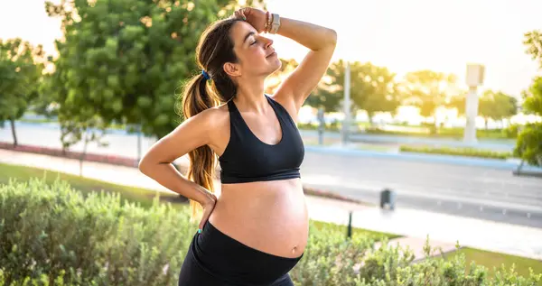 Hermosa Joven Embarazada Disfrutando Embarazo Parque Día Verano — Foto de Stock