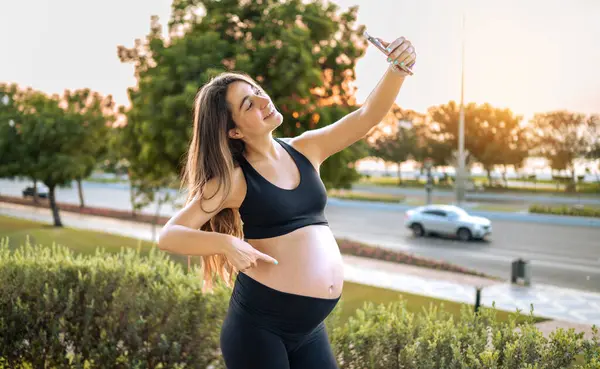 Mulher Grávida Bonita Tomando Uma Selfie Com Telefone Parque Pôr — Fotografia de Stock