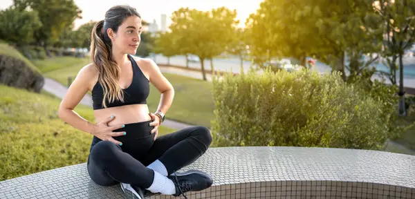 Mooie Jonge Zwangere Vrouw Zittend Het Park Bij Zonsondergang — Stockfoto