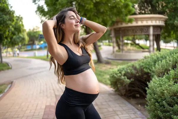 Vacker Ung Gravid Kvinna Njuter Sin Graviditet Parken Sommardagen — Stockfoto