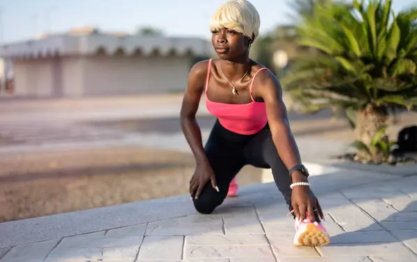 Sportliche Schwarze Junge Frau Mit Blonden Haaren Streckt Ihre Beine — Stockfoto