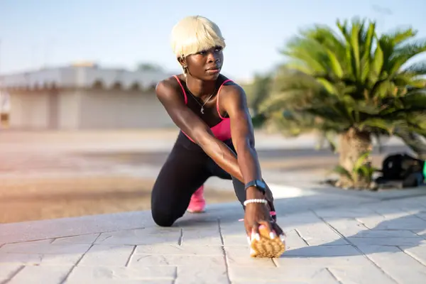 Mooie Zwarte Afrikaanse Vrouw Met Blond Haar Stretching Haar Benen — Stockfoto