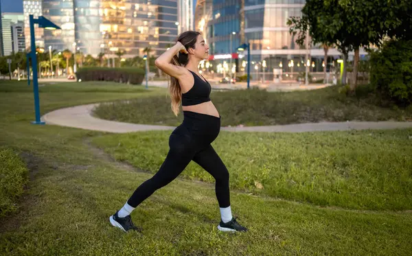 Spor Giysili Hamile Bir Kadının Akşam Vakti Parkta Hamleler Yapması — Stok fotoğraf