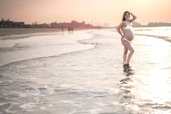Krásná Těhotná Žena Plavkách Pózuje Pláži Při Západu Slunce — Stock fotografie