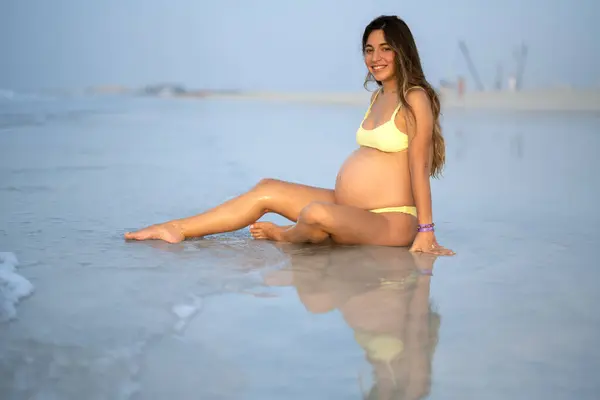Joven Mujer Embarazada Nueve Meses Relajarse Playa Arena Día Verano — Foto de Stock