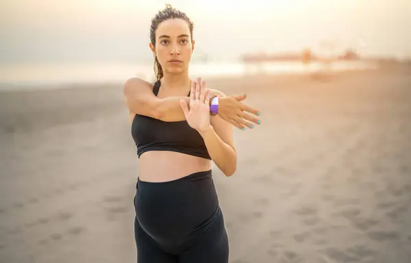 Portrait Beautiful Pregnant Woman Exercising Beach — Stock Photo, Image