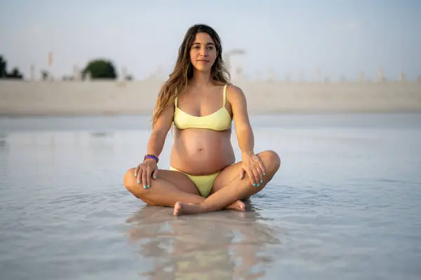 Beautiful Pregnant Woman Sitting Beach — Stock Photo, Image