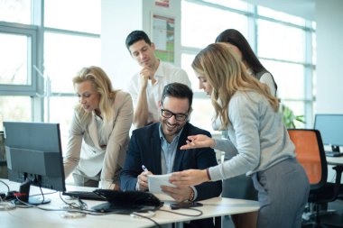 Bir grup güven iş adamı birlikte çalışıyor, fikirleri tartışıyor ve paylaşıyorlar. Strateji düşünüyor, geliştiriyor, iş yerinde iş planlıyorlar..