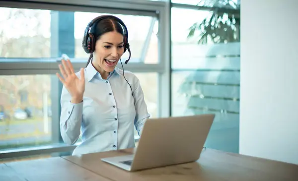 Yerindeki Müşteriyle Görüntülü Konuşma Yaparken Kulaklıkla Gülümseyen Kadını Çevrimiçi Toplantı — Stok fotoğraf