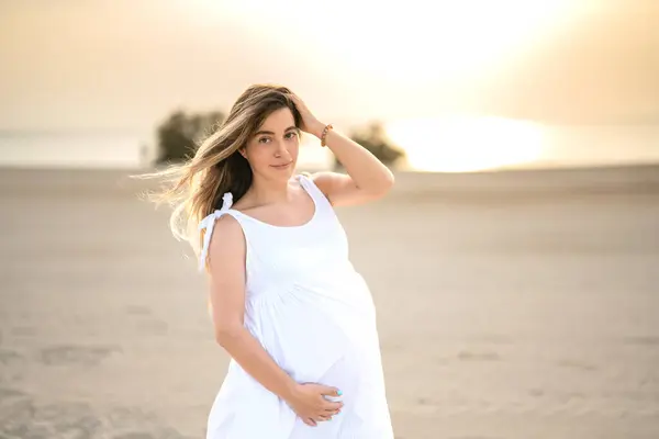 Retrato Mujer Embarazada Hermosa Vestido Blanco Playa —  Fotos de Stock