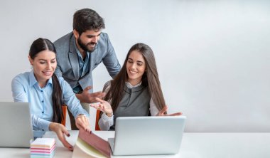 Ofiste birlikte çalışan bir grup güvenilir iş adamı. Boşluğu kopyala