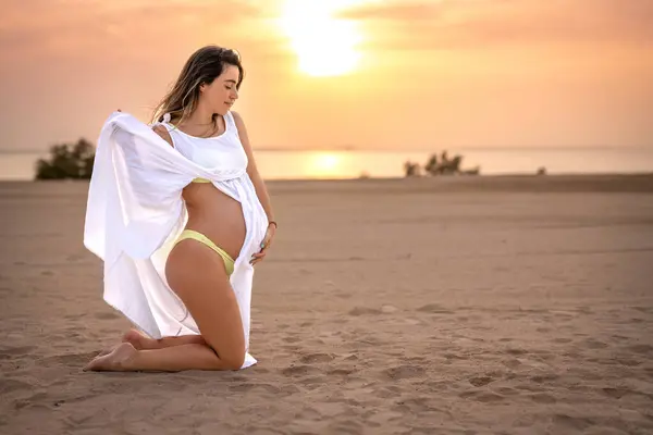 Vista Lateral Hermosa Mujer Embarazada Vestido Blanco Pie Sobre Las — Foto de Stock