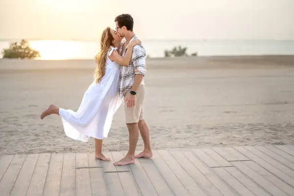 Romantická Scéna Krásné Mladé Těhotné Páry Objal Pláži Při Západu — Stock fotografie