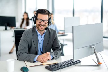 Çağrı merkezindeki arkadaş canlısı erkek bilişim teknisyeninin portresi