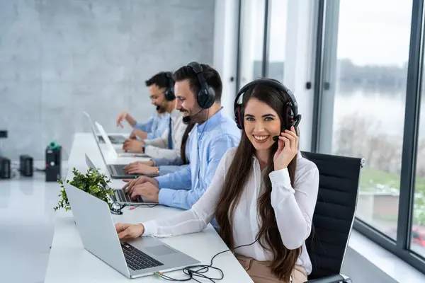 Vänliga Kvinnliga Operatör Arbetar Med Sina Kollegor Call Center — Stockfoto