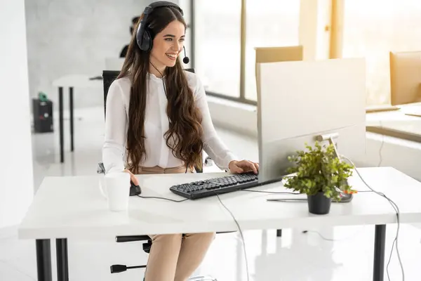 Çağrı Merkezi Kadını Bilgisayarla Parlak Ofiste Çalışıyor — Stok fotoğraf