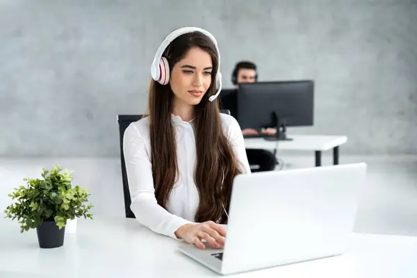 Adorable Mujer Joven Uniforme Blanco Auriculares Usando Ordenador Portátil Oficina —  Fotos de Stock