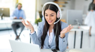 Müşteri hizmetleri bürosundan müşteri temsilcisinin portresi mikrofonla konuşuluyor..