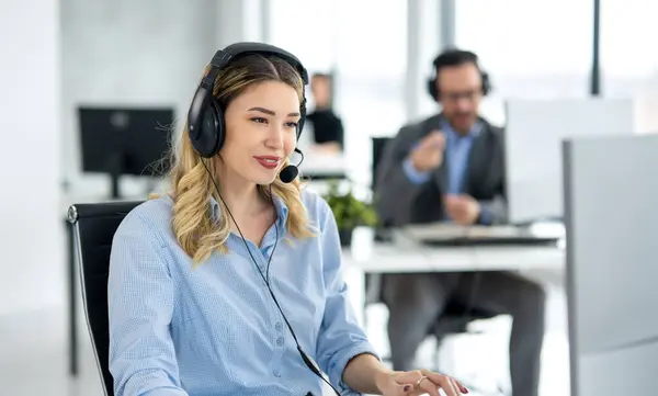 Müşteri destek bölümündeki internet sohbeti sırasında kulaklığı olan gülümseyen kadın operatör. Çevrimiçi destek, çağrı merkezi, yardım masası kavramı.