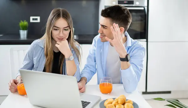 Irritated Angry Teenage Boy Arguing His Girl Friend While Using — Stock Photo, Image