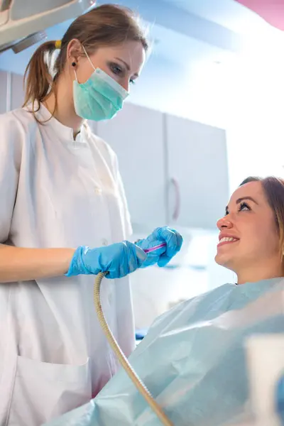 Paciente Femenina Dentista Enfermera Preparándose Para Poner Tubo Succión Boca —  Fotos de Stock