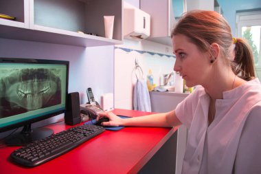 kadın dişçi diş röntgeni ekran ile.