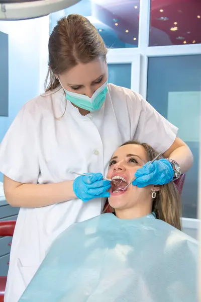 Giovane Dentista Donna Esaminando Denti Paziente — Foto Stock