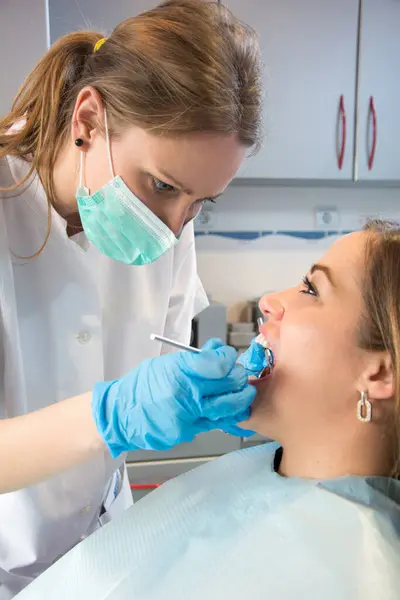 Young Female Dentist Examining Patient Teeth — Stock Photo, Image