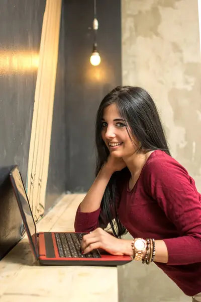 Mujer Joven Sonriente Trabajando Escritorio Oficina Con Computadora Portátil —  Fotos de Stock