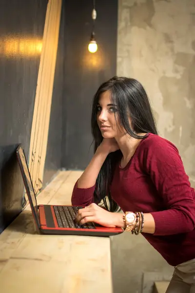 Mujer Joven Que Trabaja Escritorio Oficina Con Computadora Portátil —  Fotos de Stock