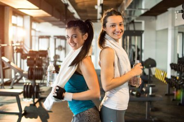 Spor salonunda iki genç bayan..