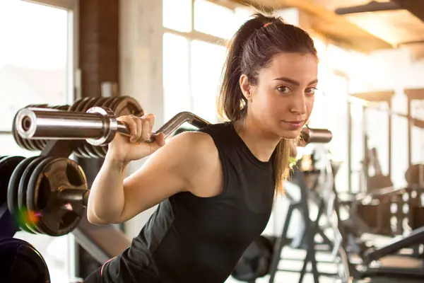 Aantrekkelijk Passen Vrouw Sportschool Oefenen Met Gewichten — Stockfoto