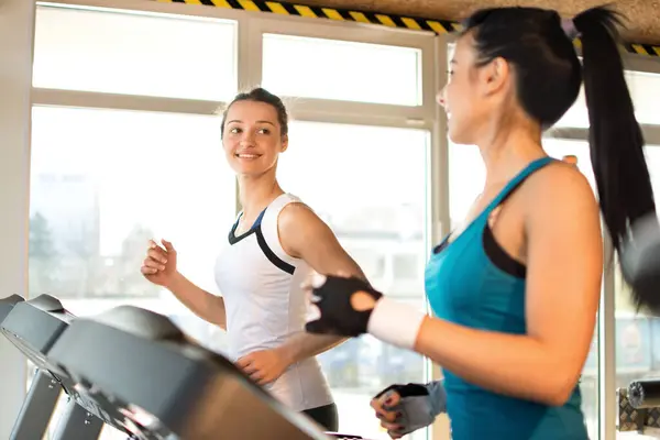 Twee Jonge Sportieve Vrouwen Rennen Machine Het Fitnesscentrum — Stockfoto