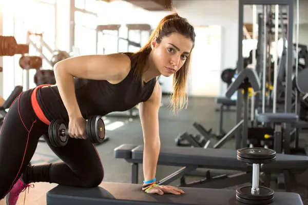 Mujer Deportiva Gimnasio Chica Fitness Levantando Mancuerna —  Fotos de Stock