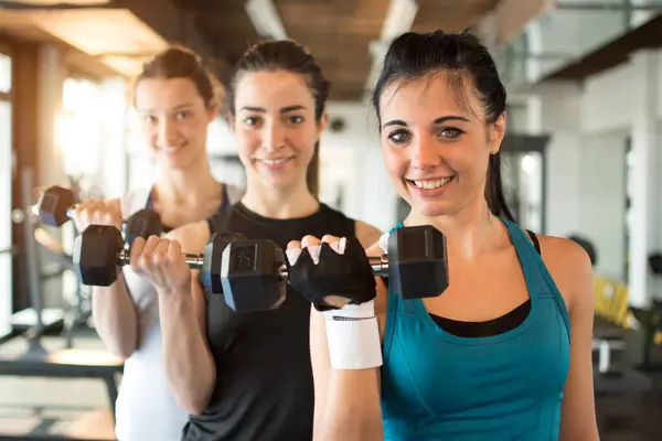 Drei Fitte Und Schöne Junge Frauen Stemmen Einem Fitnessclub Gewichte — Stockfoto
