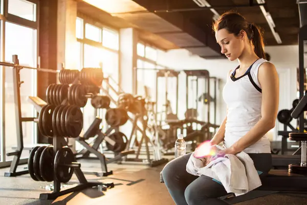 Moe Fitness Vrouw Rusten Ochtend Training Sportschool — Stockfoto