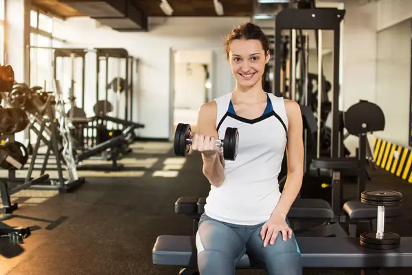Junge Frau Trainiert Mit Kurzhanteln Fitnessstudio — Stockfoto