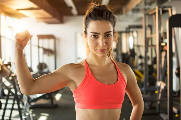 Sportliche Frau Zeigt Ihren Bizeps Fitnessstudio — Stockfoto