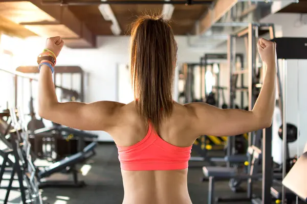 Rückenansicht Einer Sportlichen Frau Die Fitnessstudio Posiert Nahaufnahme — Stockfoto