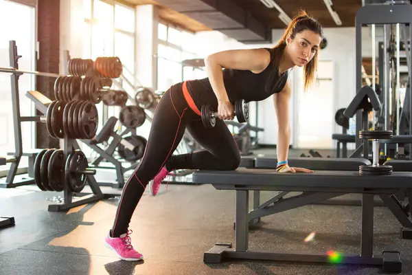 Fitness Frau Führt Rückenübungen Mit Kurzhanteln Durch — Stockfoto