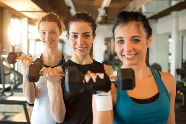 Tři Fit Krásné Mladé Ženy Zvedající Činky Fitness Klubu Soustřeď — Stock fotografie