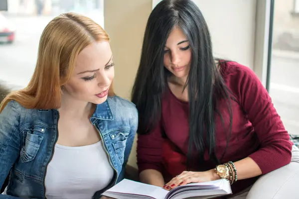 Two Female Friends Reading Book — Stock Photo, Image